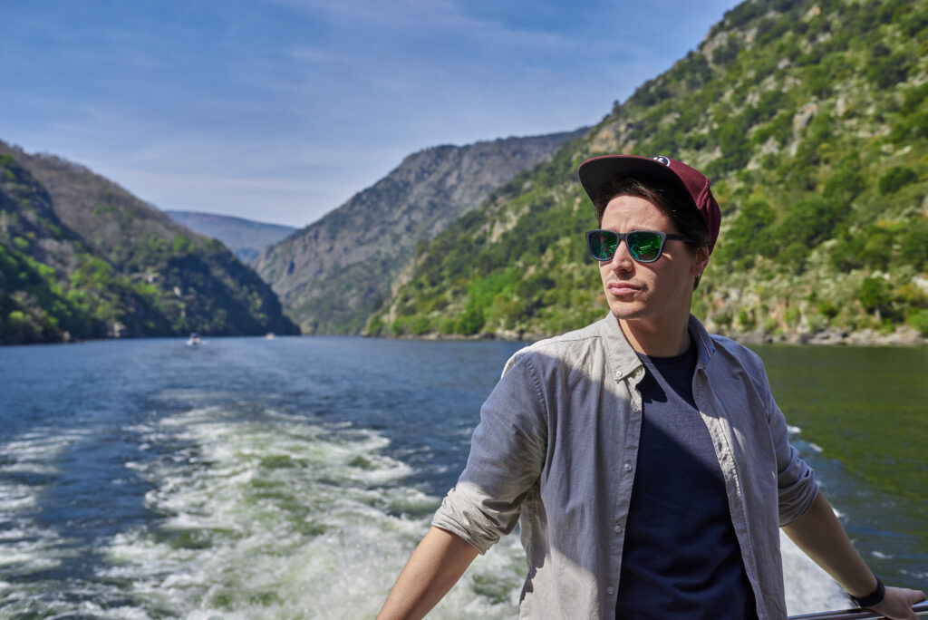 Joven disfrutando de un paseo en barco por los cañones de Sil en Ourense, España.