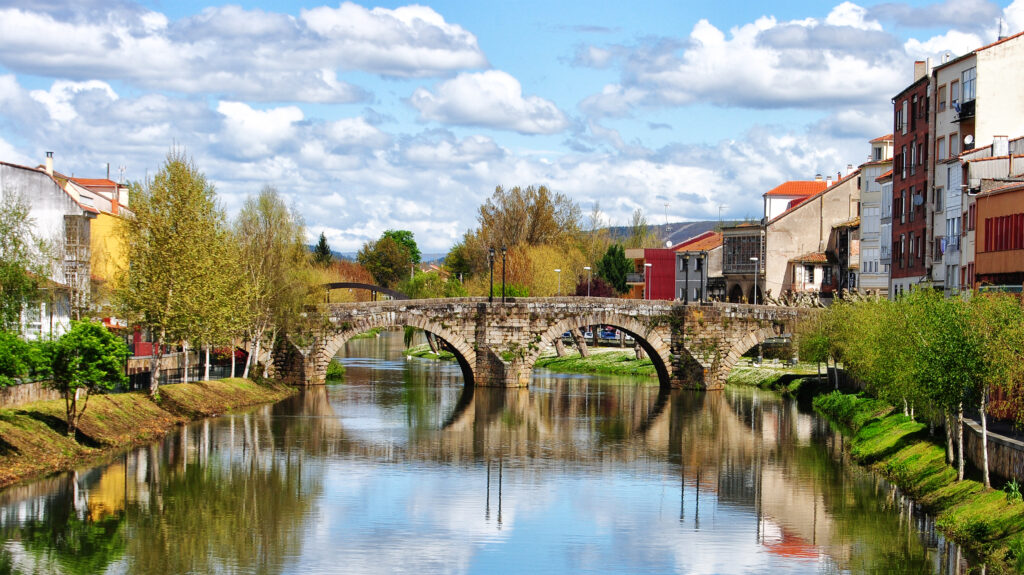 Ponte Vella sobre o río Cabe ao seu paso por Monforte de Lemos.
Autor: Cándido Correa
Fuente: Wikimedia Commons
Licencia: CC BY-SA 4.0