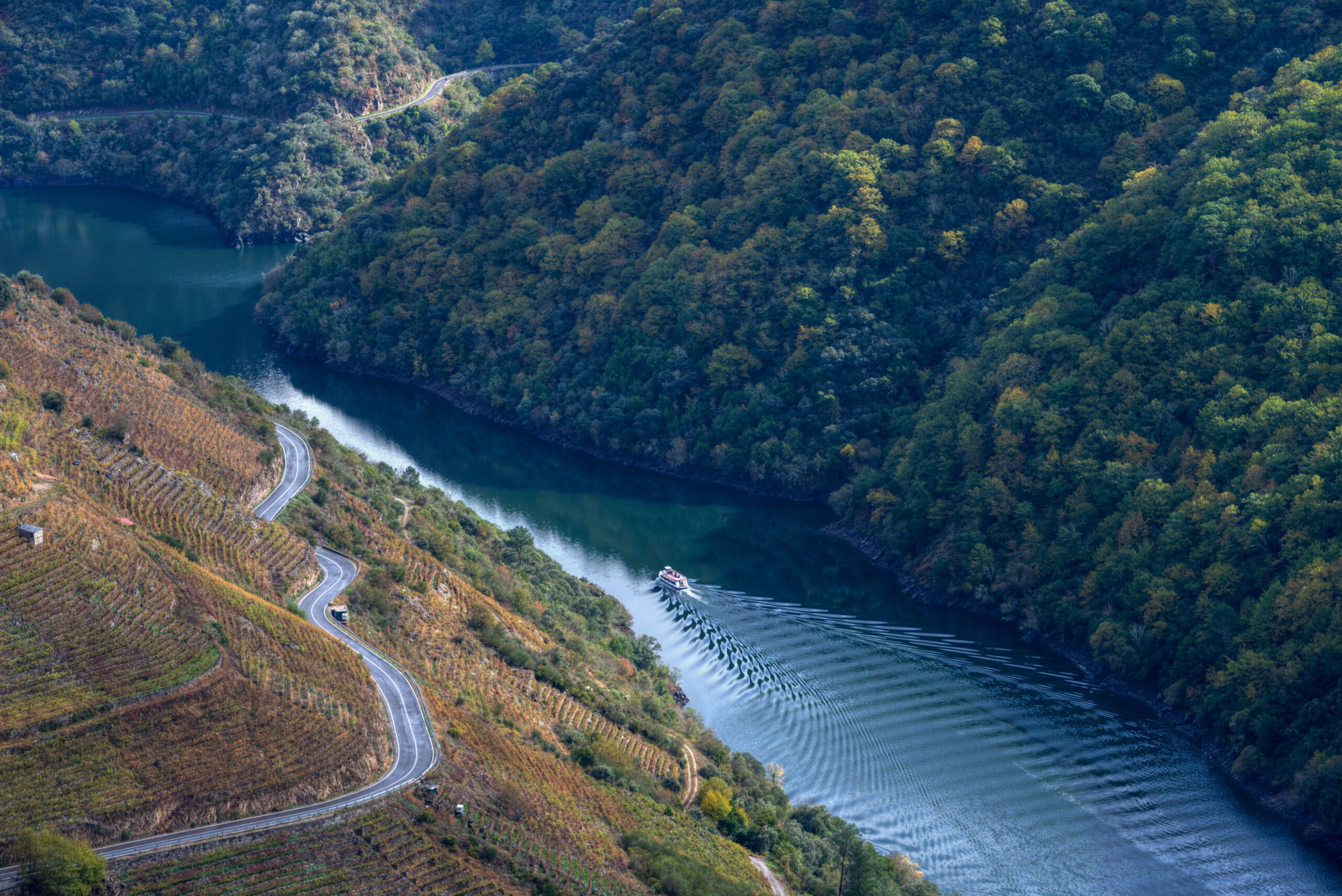 Catamarán navegando por el cañón del río Sil